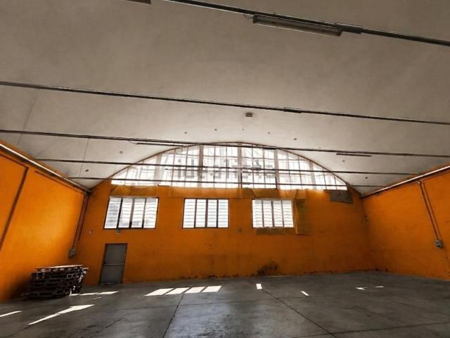 Capannone in affitto di 940 m²