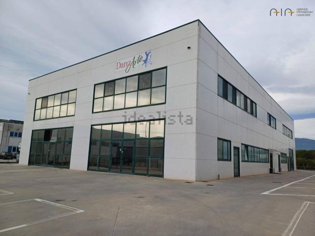 Capannone in affitto di 940 m² in Via 8 Marzo, 18