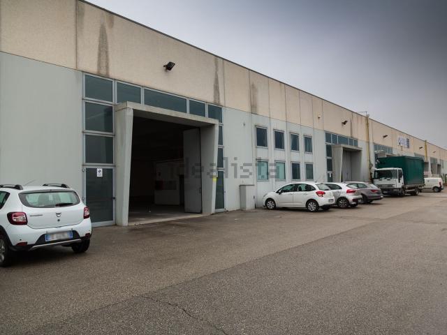 Capannone in affitto di 940 m² in Via John Fitzgerald Kennedy, 93