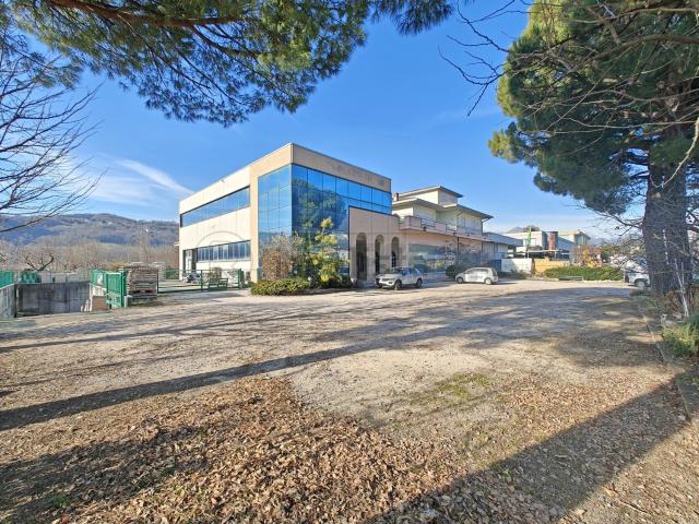 Capannone in affitto di 944 m² in Via Monte Cengio, 60