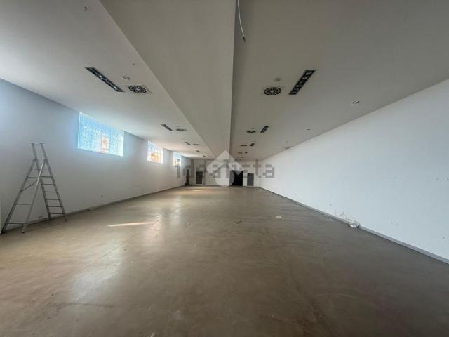 Capannone in affitto di 950 m² in Via Ceratelli, 2