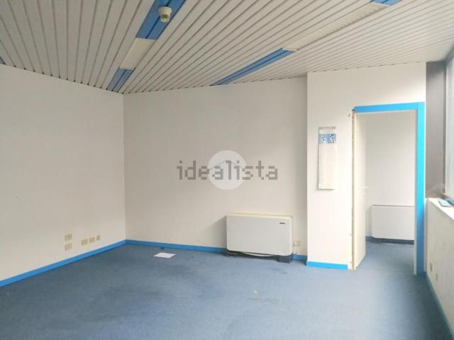 Capannone in affitto di 950 m² in Via Averolda, 37