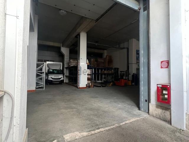 Capannone in affitto di 950 m² in Via Bruno Pontecorvo