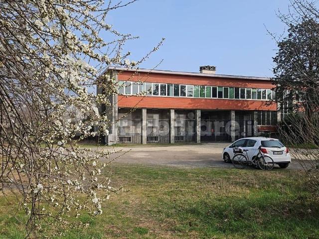 Capannone in affitto di 950 m² in Via dei Caduti, 58