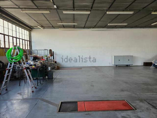 Capannone in affitto di 950 m² in Via Piemonte