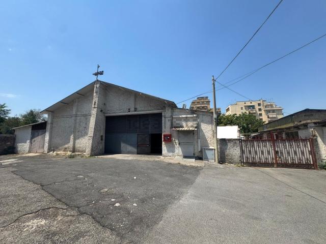 Capannone in affitto di 960 m² in Via Tiburtina, 524