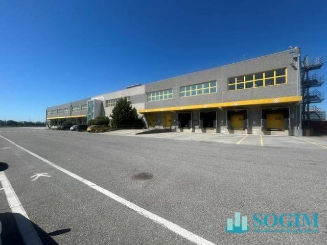 Capannone in affitto di 9640 m² in Via Monte Bianco