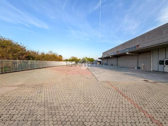 Capannone in affitto di 965 m² in Strada Statale 9 Via Emilia