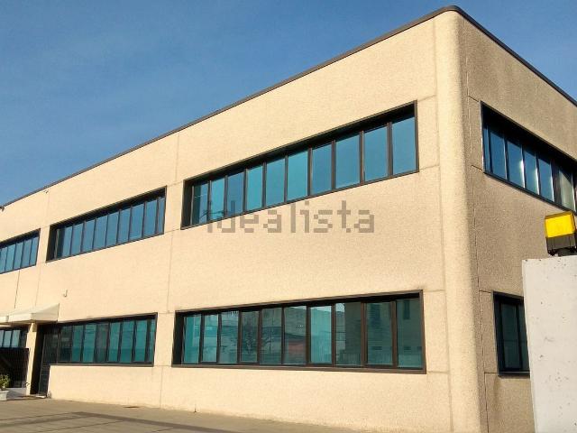 Capannone in affitto di 970 m² in Via Santa Marina