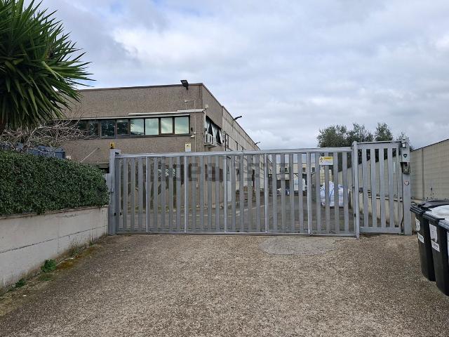 Capannone in affitto di 980 m² in Via Ragusa, 18