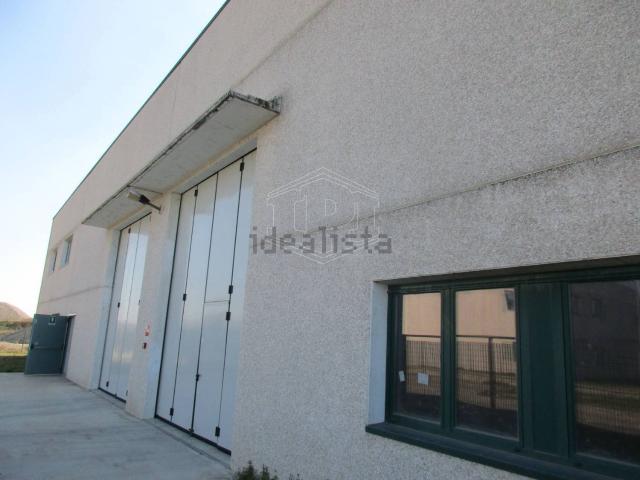 Capannone in affitto di 983 m² in Via Vittorio Necchi, 8