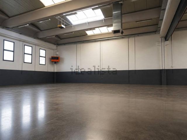 Capannone in affitto di 985 m² in Via Giuseppe di Vittorio, 10