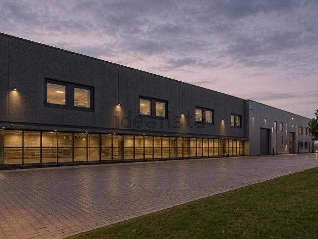 Capannone in affitto di 986 m² in Via Palazzolo