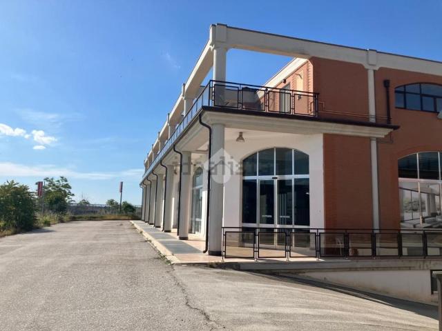 Locale in affitto di 1007 m² in Via FRANCESCO MONTLUBER