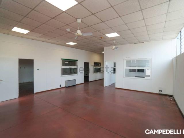 Capannone in affitto di 1000 m²