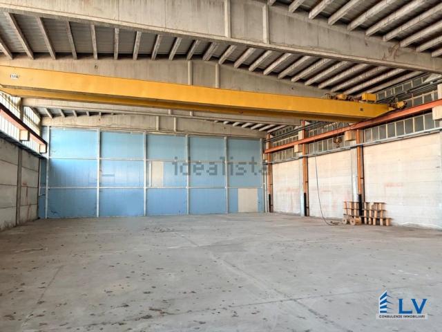 Capannone in affitto di 1000 m²