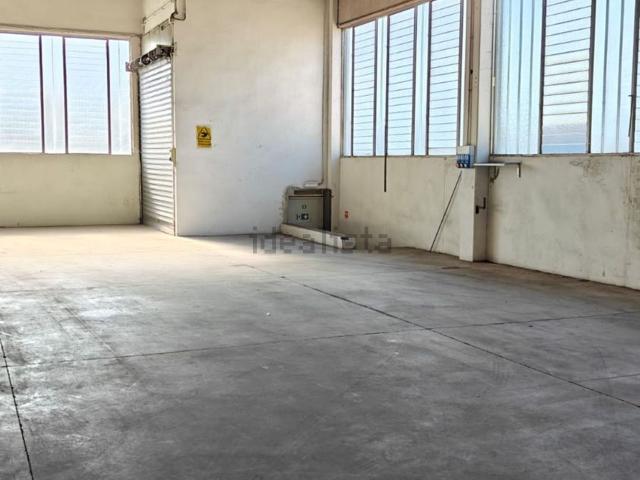 Capannone in affitto di 1000 m²