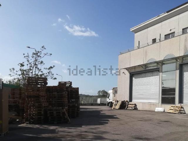 Capannone in affitto di 1000 m²