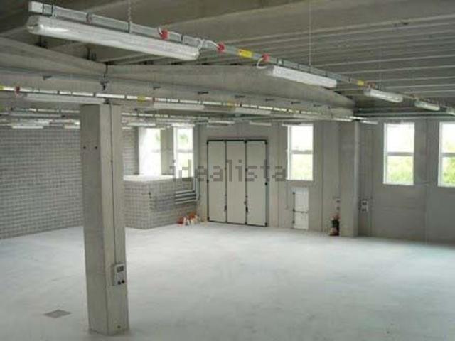 Capannone in affitto di 1000 m²