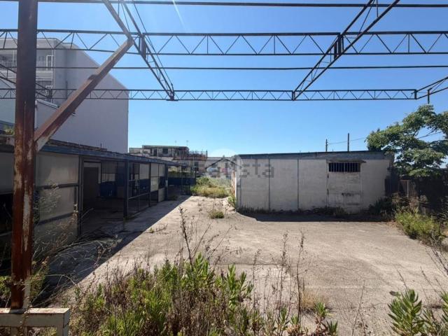 Capannone in affitto di 1000 m² in Via Nuova Poggioreale, 120