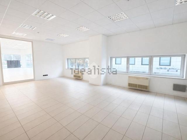 Capannone in affitto di 1000 m² in Via Cacciatora, 1