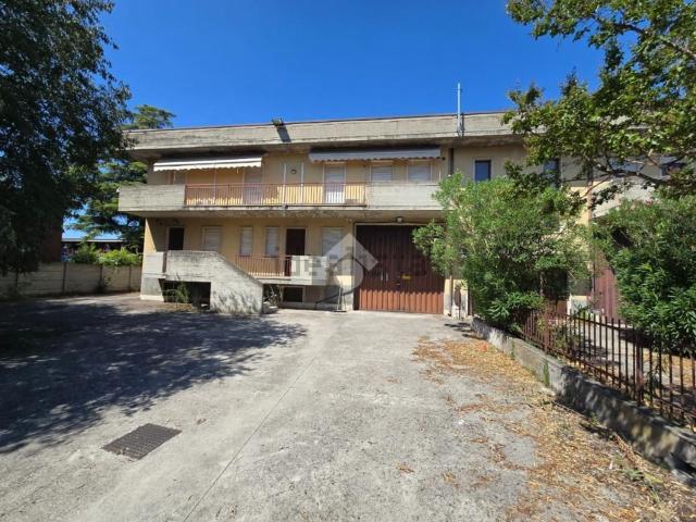 Capannone in affitto di 1000 m² in Via E. Barsanti, 18