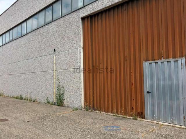 Capannone in affitto di 1000 m² in Via Emilia Centro