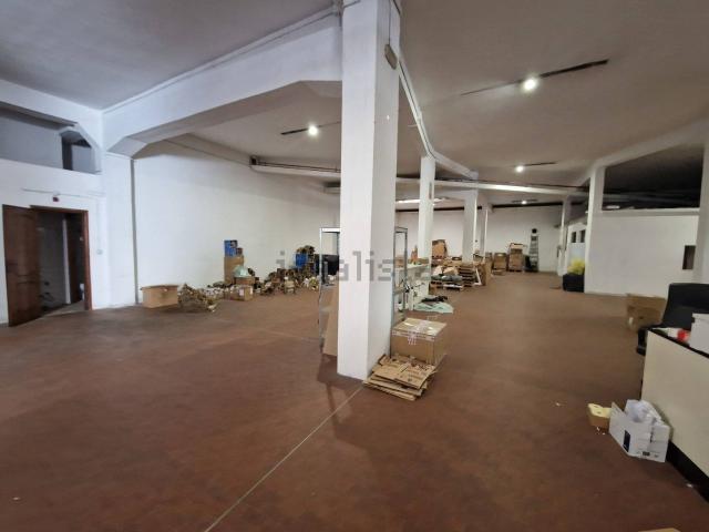 Capannone in affitto di 1000 m² in Via Ranuccio Bianchi Bandinelli