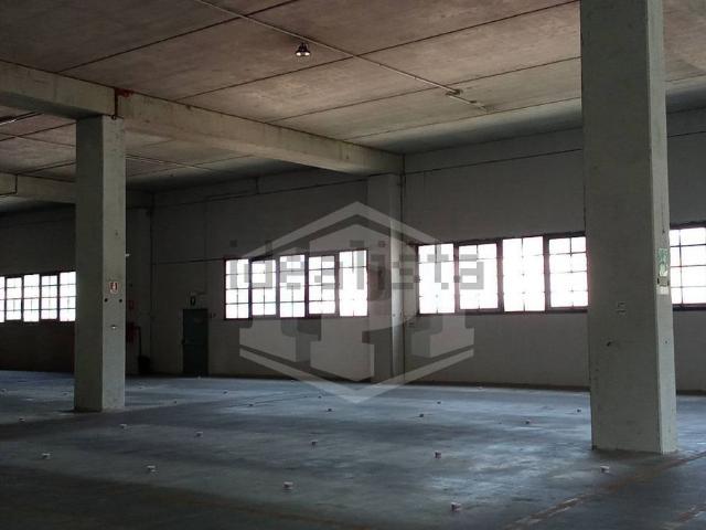 Capannone in affitto di 1000 m² in Via Romairone
