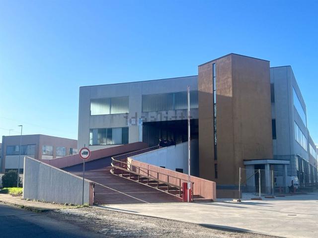 Capannone in affitto di 100 m² in Via Nilde Iotti
