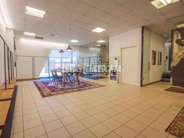 Capannone in affitto di 100 m² in Viale dell&apos Industria