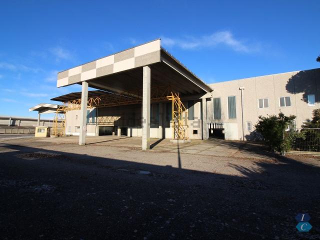 Capannone in affitto di 10100 m² in Via per Mesero