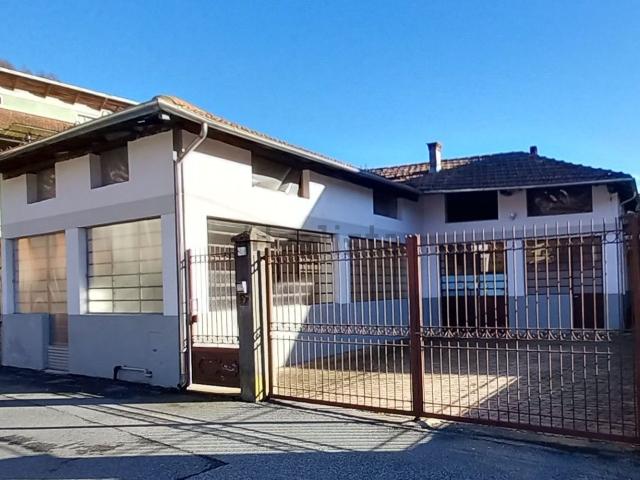 Capannone in affitto di 101 m² in Via IV Novembre