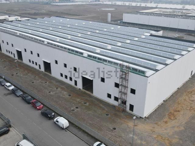 Capannone in affitto di 1045 m² in Via Lombardia, 2