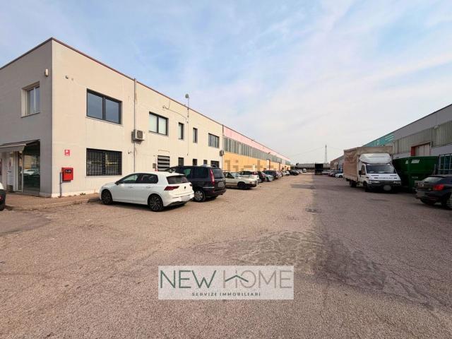 Capannone in affitto di 970 m² in Viale del Lavoro, 15