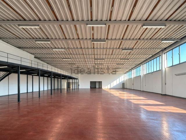 Capannone in affitto di 1040 m² in Viale dell&apos Industria