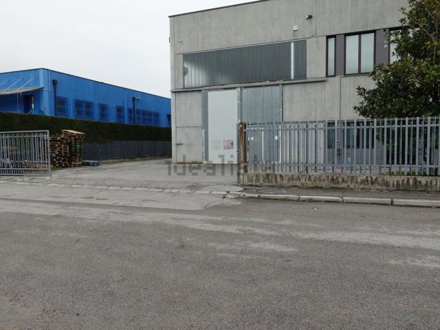 Capannone in affitto di 1050 m² in Via Bologna, 4
