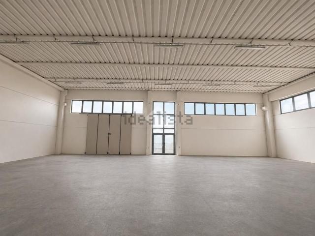 Capannone in affitto di 1050 m² in Via della Borsa, 1
