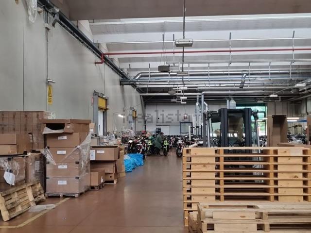 Capannone in affitto di 10700 m² in Via del Maccabreccia