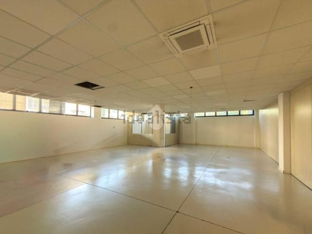 Capannone in affitto di 1070 m² in Via Luigi Vigotti, 6