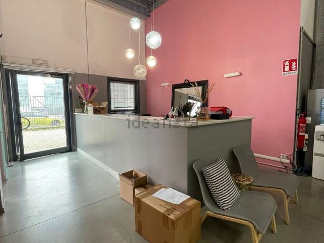 Capannone in affitto di 1100 m²