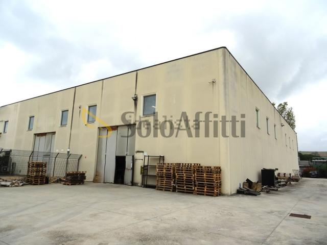 Capannone in affitto di 1100 m²