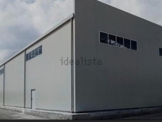 Capannone in affitto di 1100 m²