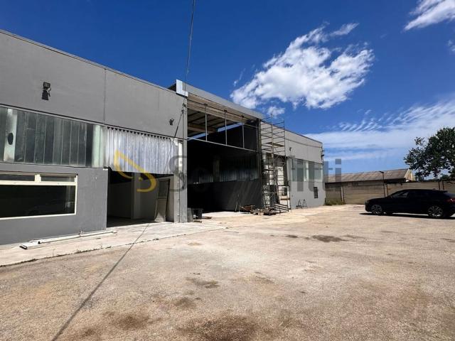 Capannone in affitto di 1100 m²