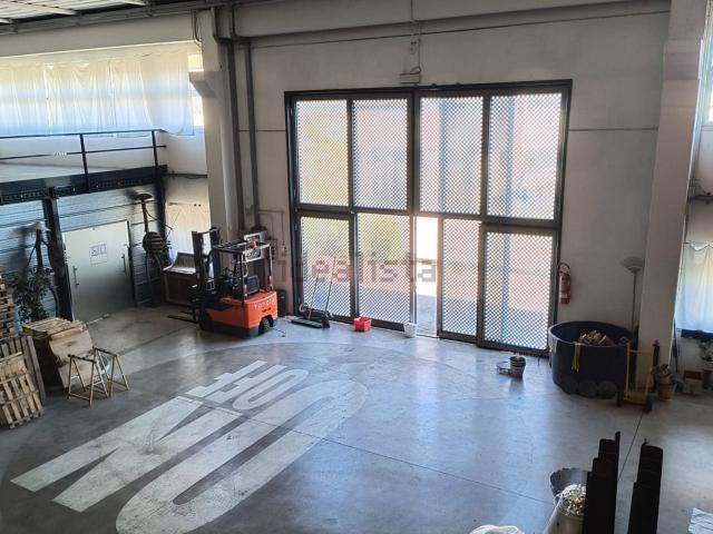 Capannone in affitto di 1100 m²