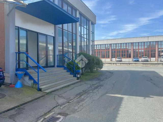 Capannone in affitto di 1100 m² in Strada Statale 24 del Monginevro