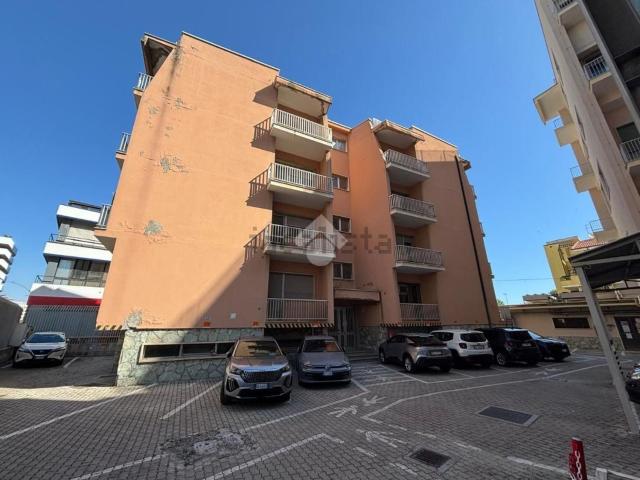 Capannone in affitto di 1100 m² in Via Bardet, 47