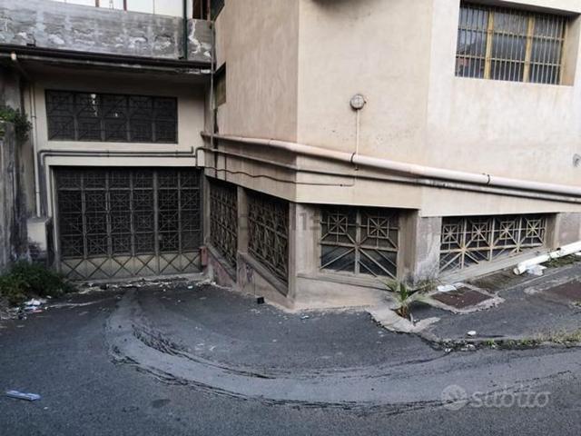Capannone in affitto di 1100 m² in Via Corvello Sonnino