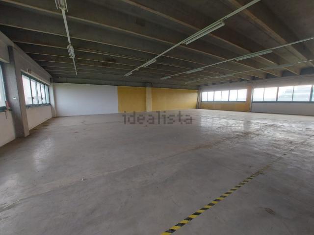Capannone in affitto di 1100 m² in Via G. Leopardi, 13