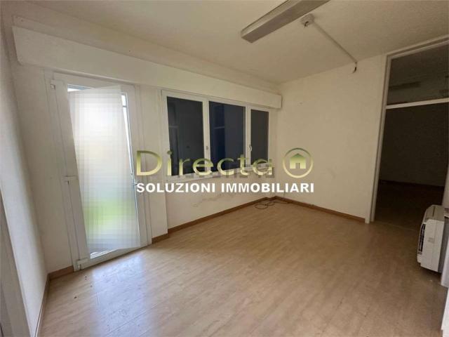 Capannone in affitto di 1100 m² in Via Ungheresca